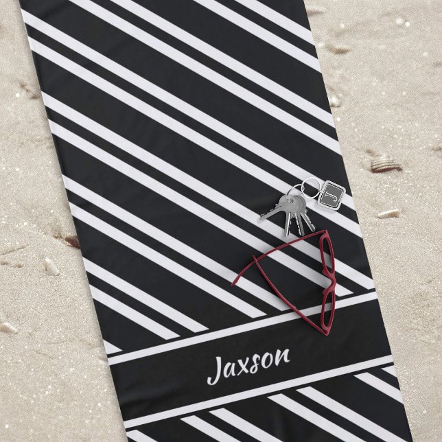 Serviette De Plage Bandes classiques personnalisées en noir et blanc (Personalized Black & White Striped Beach Towel)