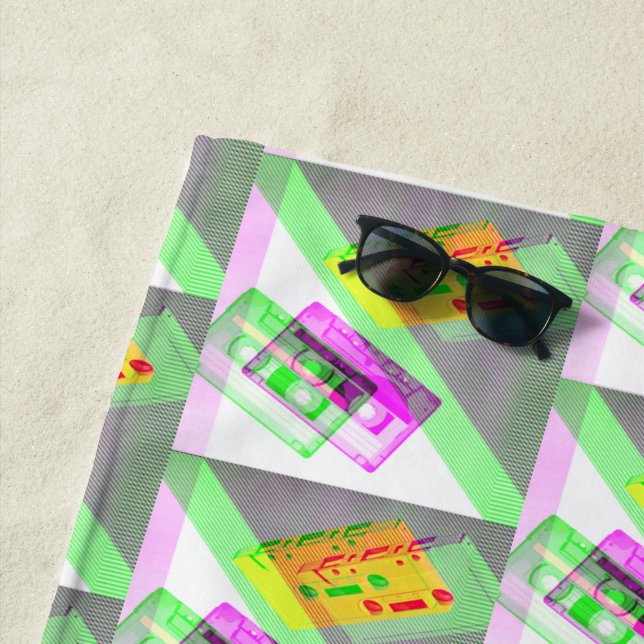 Serviette De Plage Bandes de cassettes Neon Retro (En situation)