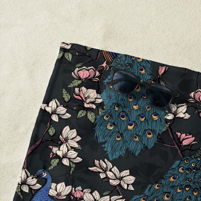 Serviette De Plage Beaux Peacocks noirs et Fleurs de Magnolia (En situation)