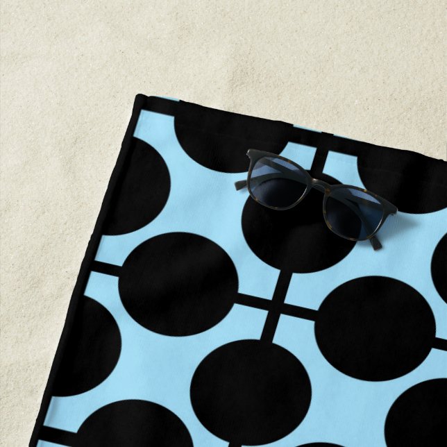 Serviette De Plage Bleu clair avec géométrie noire (En situation)
