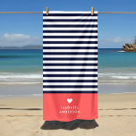 Serviette De Plage Bleu de marine et corail Chic rayures Coeur Monogr<br><div class="desc">Elégante serviette de plage personnalisée en corail, bleu marine et blanc. Ce design est composé d'un classique de la marine et d'un motif rayé blanc. Personnalisez-le avec votre nom monogramme ou tout autre texte personnalisé avec un symbole de coeur mignon. Utilisez les outils de conception pour choisir les couleurs arrière...</div>