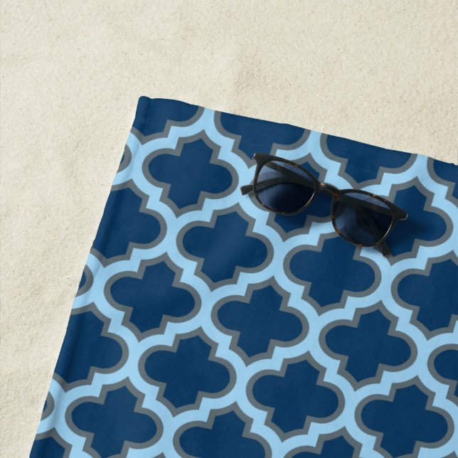 Serviette De Plage Bleu et Bébé Bleu Trellis, treillis, Quatrefoil (En situation)