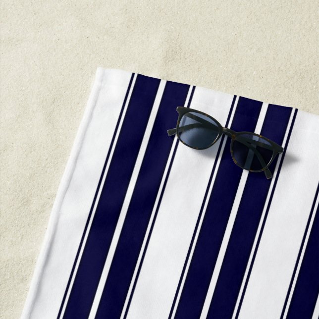 Serviette De Plage Bleu marine et rayures blanches (En situation)