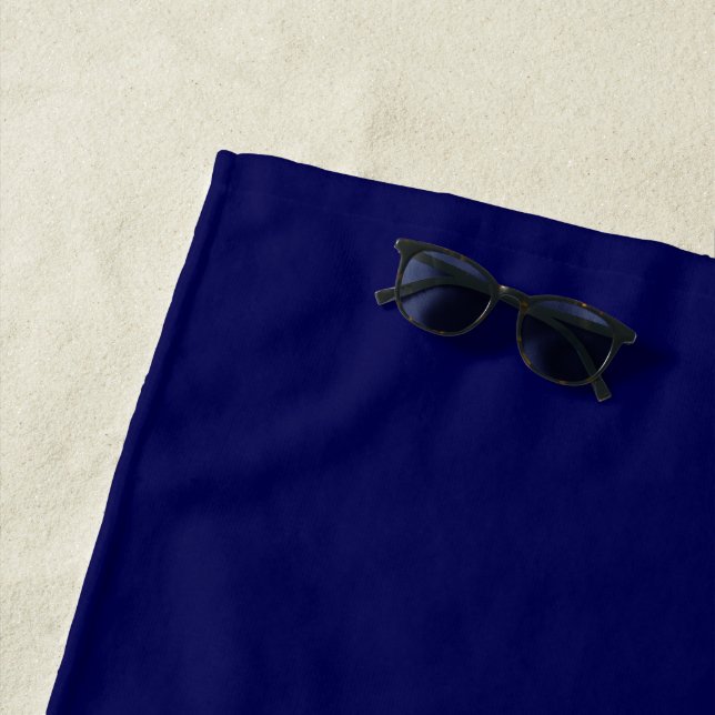 Serviette De Plage Bleu marine uni Personnalisez-le (En situation)