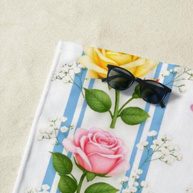 Serviette de plage bleu rose et jaune roses floral (En situation)