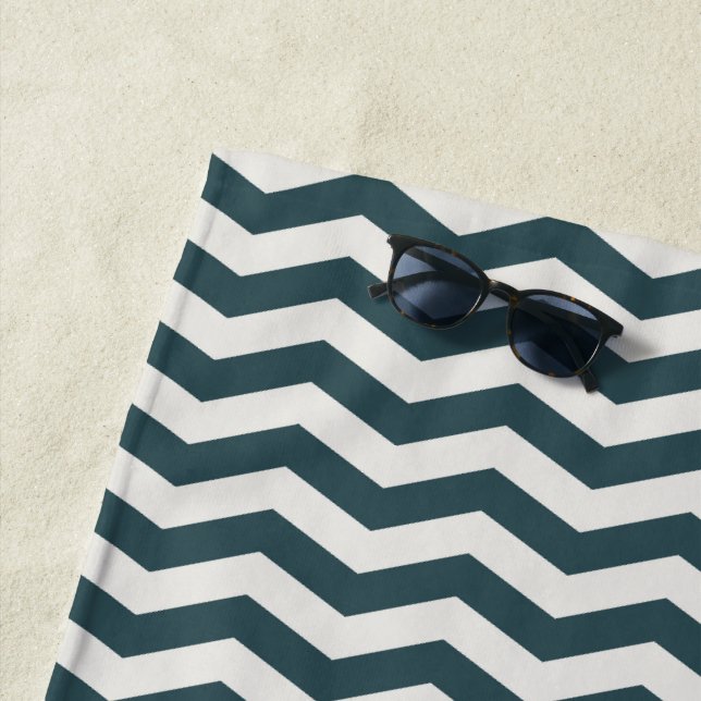 Serviette De Plage Bleu sarcelle vert zig zag géométrique rayé (En situation)