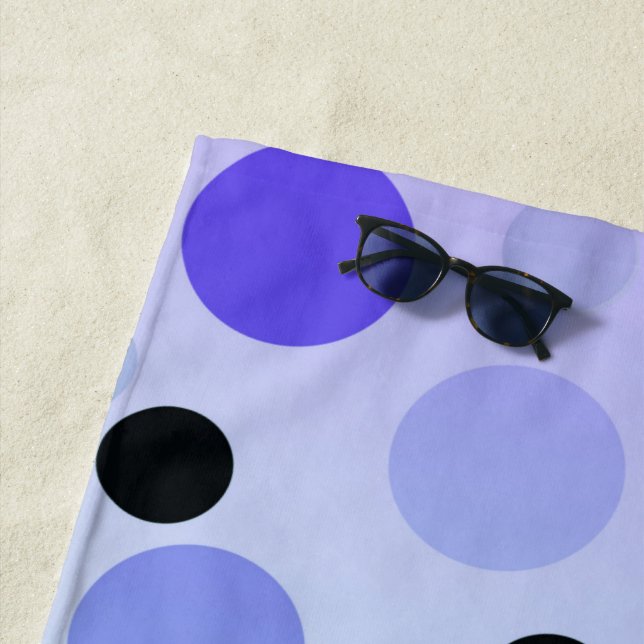 Serviette De Plage Bleu Violet Et Vert Pois, (En situation)