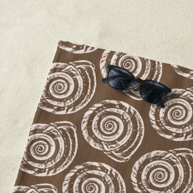 Serviette De Plage Bloc de coquillages spiraux Impression, Taupe Tan  (En situation)