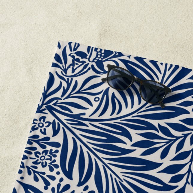 Serviette De Plage blue floral pattern with diverse leaves & blossoms (En situation)