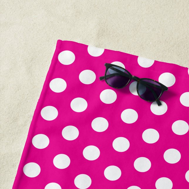 Serviette De Plage Bold White Polka Dots on Hot Pink (En situation)