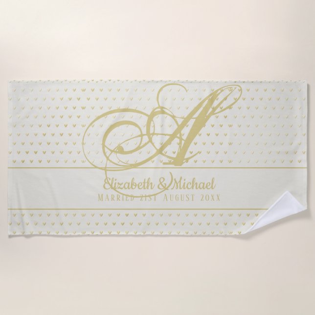 Serviette De Plage Cadeau de mariage Monogramme coeurs d'amour en or  (Devant)