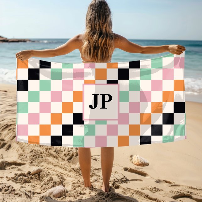 Serviette De Plage Cadeau de plage à monogramme à damier rétro (Créateur téléchargé)