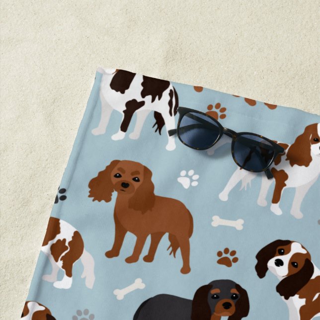 Serviette De Plage Cavalier King Charles Spaniel Paws and Bones (En situation)