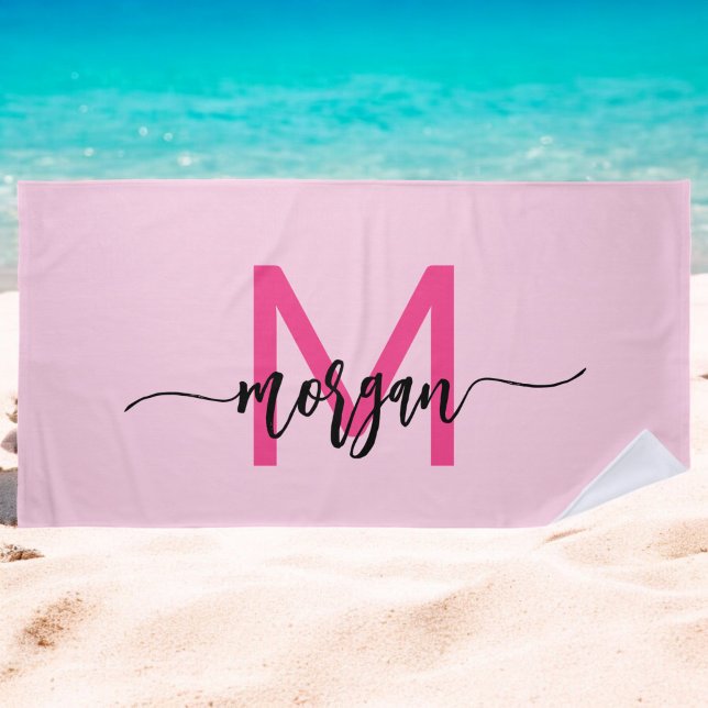 Serviette De Plage Chaud rose moderne Script Girl Monogramme Nom (Créateur téléchargé)