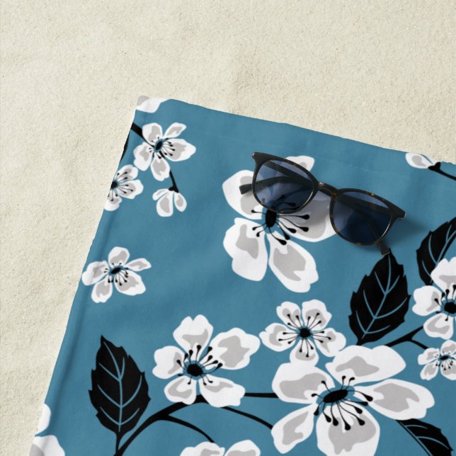 SERVIETTE DE PLAGE CHERRY BLOSSOM - SAKURA (BLEU FUMEUR) (En situation)