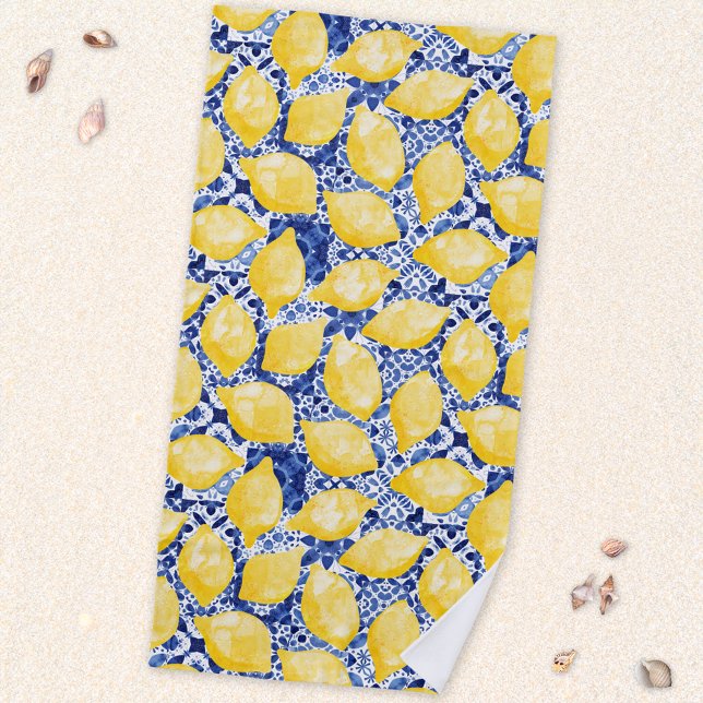 Serviette De Plage Citron bleu méditerranéen Carrelage blanc (Mediterranean fresh yellow citrus lemon pattern beach towel with a blue and white tile background)