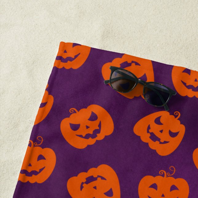 Serviette De Plage Citrouilles d'Halloween sur Motif Arrière - plan v (En situation)