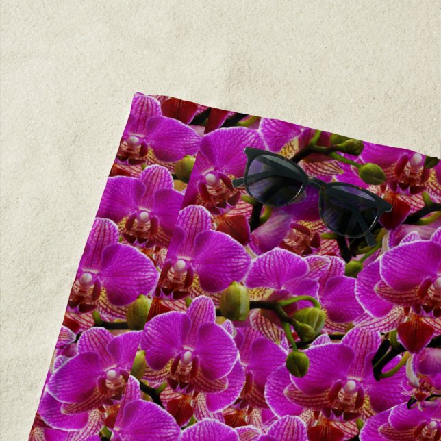 Serviette De Plage Clusters radiants : La Symphonie Magenta Orchid, (En situation)