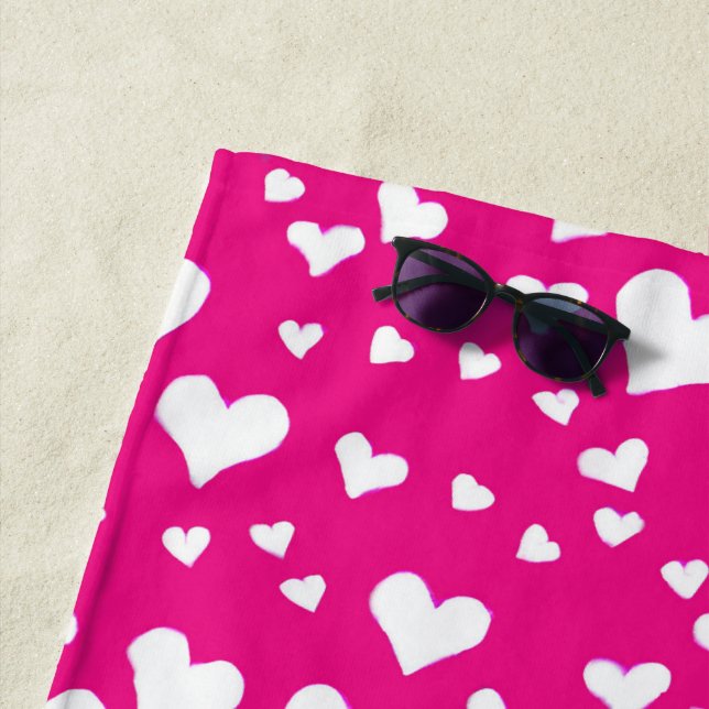 Serviette De Plage Coeurs de balaie blanche sur Fuchsia rose (En situation)