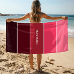 Serviette De Plage Colorbloc Colorbloc Colorbloc moderne Nom personna<br><div class="desc">Ce design coloré et moderne présente un motif coloré en rose et prune avec votre nom personnel #natation #plage #serviettes #vacances</div>