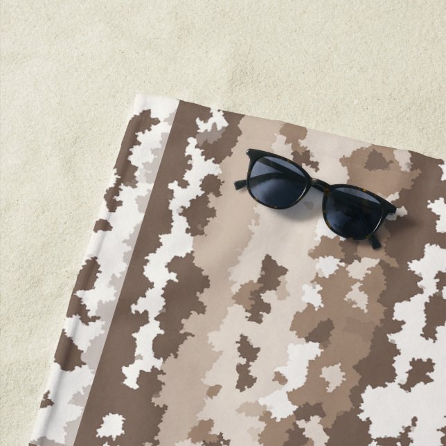 Serviette De Plage Conception Abstraite Irrégulière Camo Terre Neutre (En situation)