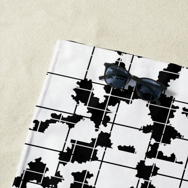 Serviette De Plage Conception d'art abstrait organique noir et blanc (En situation)
