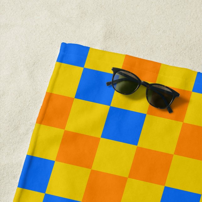 Serviette De Plage Conception de motif à carreaux orange jaune bleu  (En situation)