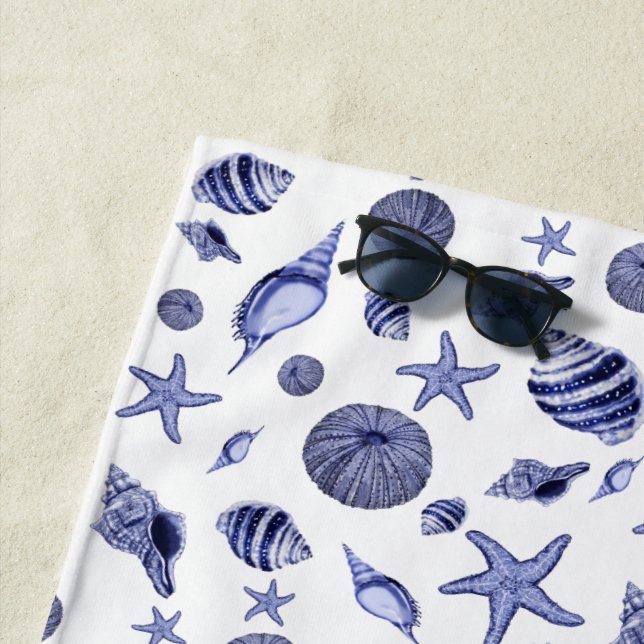 Serviette De Plage Coquillages bleus et blancs (En situation)