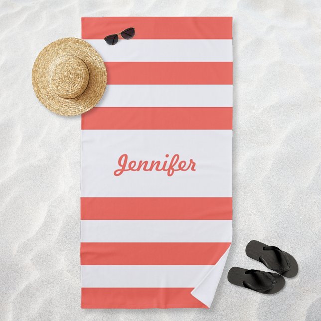 Serviette De Plage Corail chic et rayures blanches Personnalisé (Chic Coral and White Stripes Personalized Beach Towel)