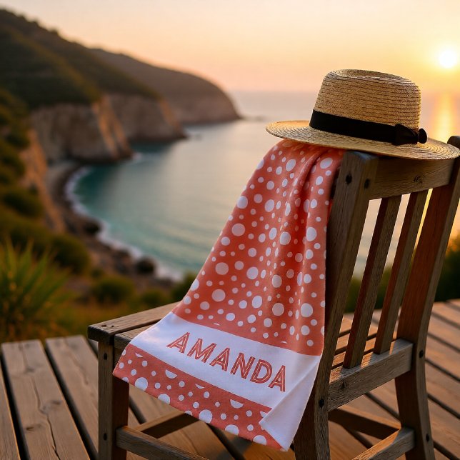 Serviette De Plage Corail doux blanc à pois nom personnalisé  (Soft Coral White Polka Dot Personalized Name Beach Towel)