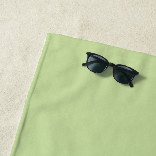 Serviette De Plage Couleur unie vert pomme pastel  (En situation)
