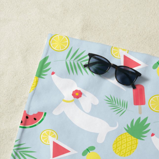 Serviette de plage de chien de saucisse d'été de (En situation)