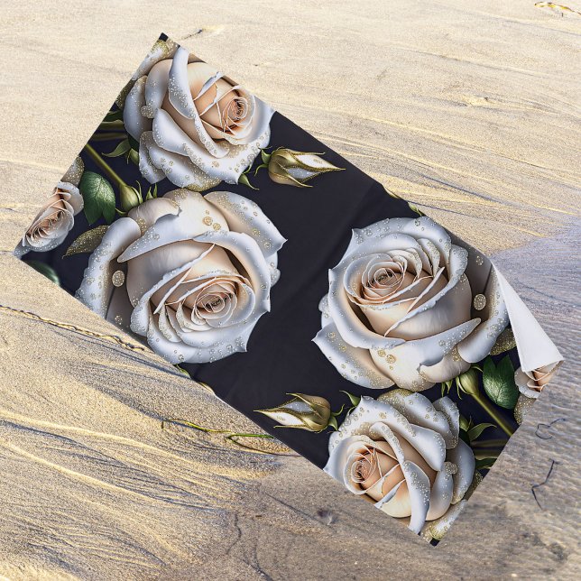 Serviette De Plage De magnifiques roses blanches aux détails dorés (Créateur téléchargé)