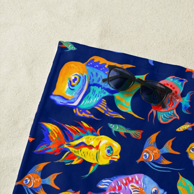 Serviette De Plage Des poissons tropicaux amusants sur bleu foncé (En situation)