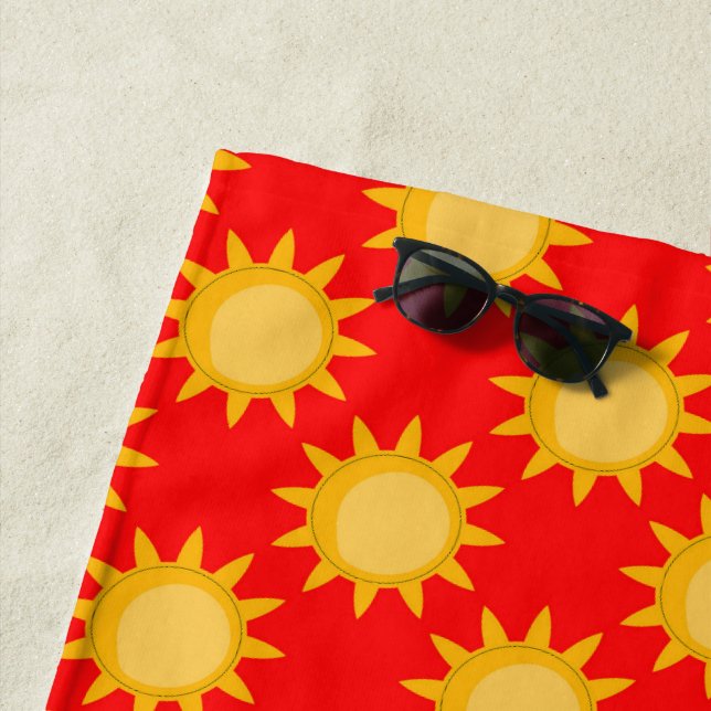 Serviette De Plage Dessin de motif de soleil sur fond rouge (En situation)