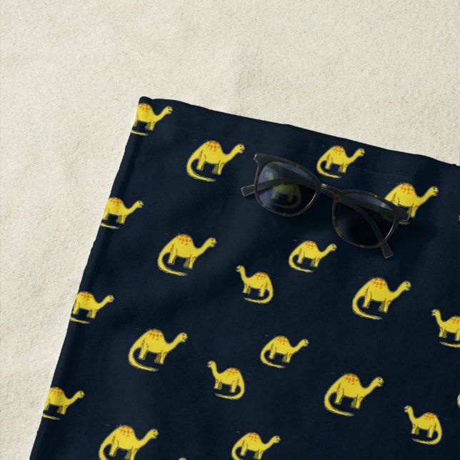Serviette De Plage Dinosaures jaunes mignons motif sur bleu (En situation)
