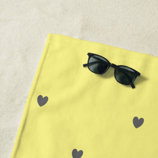 Serviette De Plage Doodle Grey Heart Motif Jaune Couleur Personnalisé (En situation)