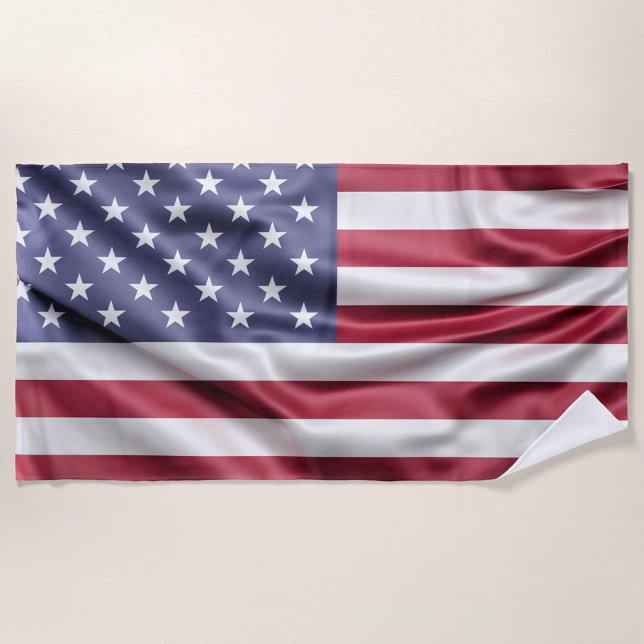 Serviette De Plage Drapeau américain (A vibrant American flag drapes elegantly against a soft, neutral background.  )