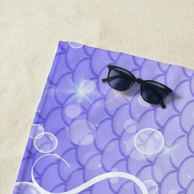 Serviette De Plage Échelles de sirène girly mignonnes bulles monogram (En situation)