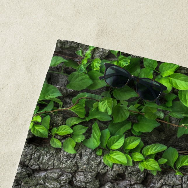 Serviette De Plage Écorce couverte de vigne nature rustique brun vert (En situation)