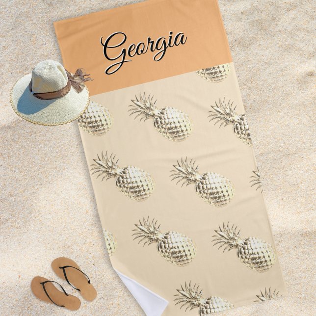 Serviette De Plage Élégant ananas Patmotif Nom personnalisé Pêche (A beach towel with faux gold pineapples print, personalized with a name in elegant script typography)