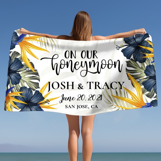 Serviette De Plage Élégant Chic Tropical Jeunes Mariés Personnalisés  (Stylish Chic Tropical Personalized Newlyweds Beach Towel)