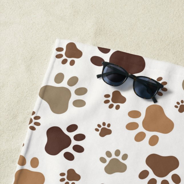 Serviette de plage Empreintes de Patte Boueuses (En situation)