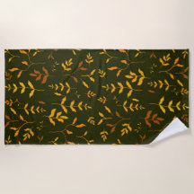 Feuilles dorées d'automne chaud sur fond vert fonc