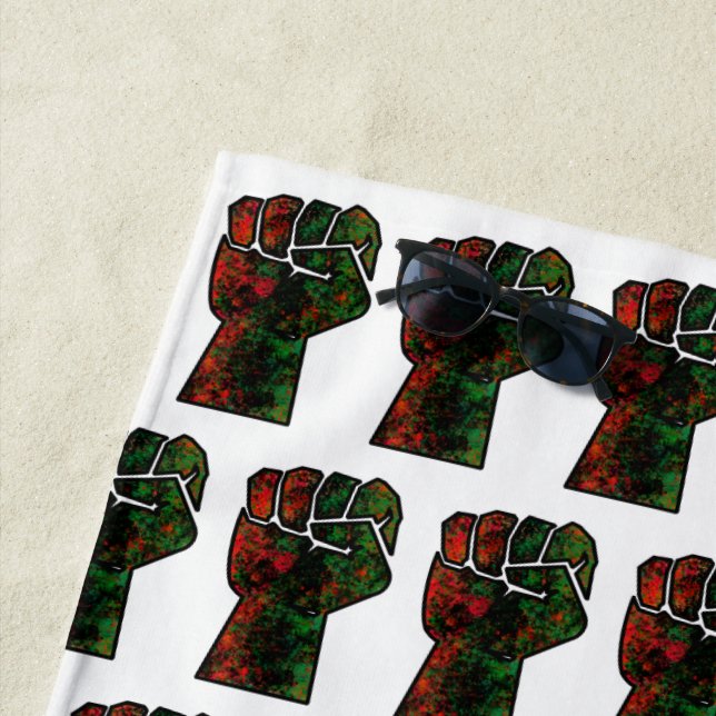 Serviette De Plage fierté noire drapeau rouge vert poing panafricain  (En situation)