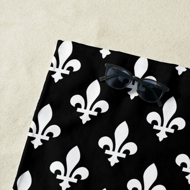 Serviette De Plage Fleur de Lis Motif, Royal French, Blanc sur Noir (En situation)