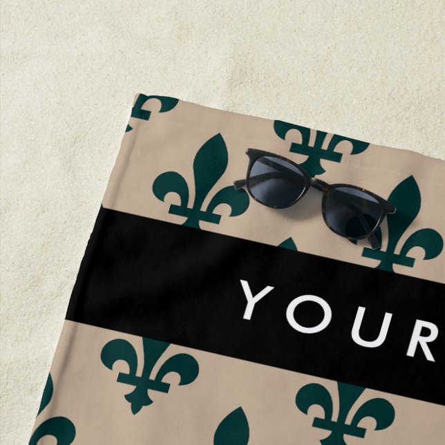 Serviette De Plage Fleur de Lis, Vert sur Beige, Royal, Votre Nom (En situation)