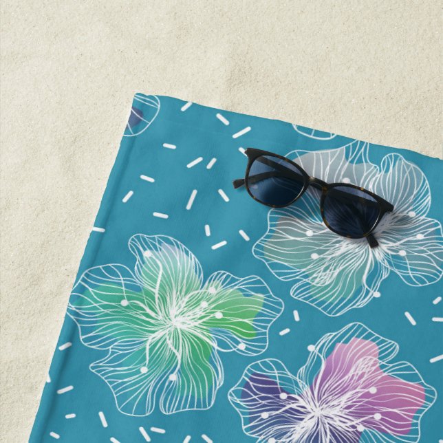 Serviette De Plage Fleurs Abstraites sur de beaux tons bleu clair (En situation)