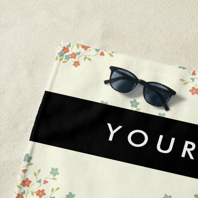 Serviette De Plage Fleurs bleues et rouges, noires, votre nom (En situation)