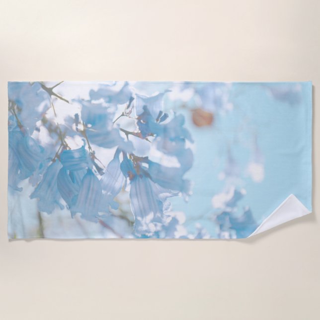 Serviette De Plage Fleurs de Jacaranda bleu pastel doux d'arbre en fl (Devant)